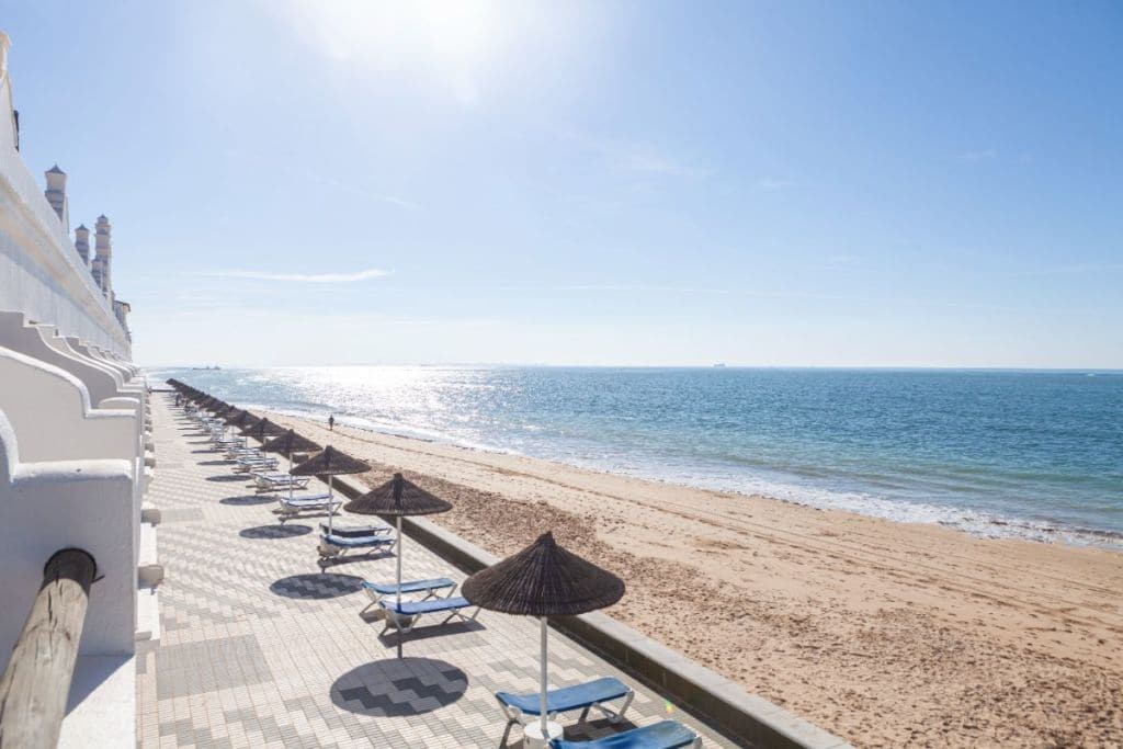 Hotel Playa de la Luz en Rota - Exteriores frente al mar