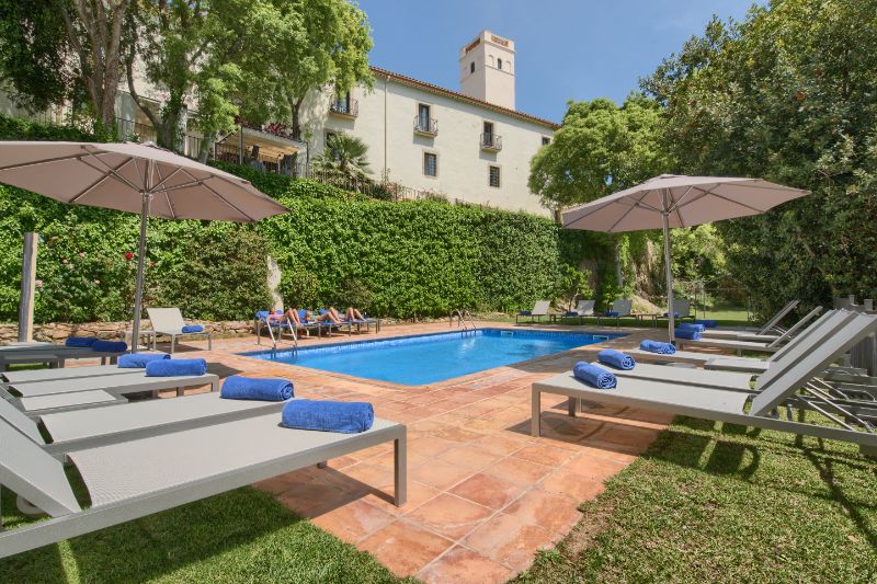 Jardínes y piscina en hotel para ciclistas de la Costa Brava - Hotel Convent Begur