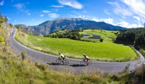 Lee más sobre el artículo ¿Sueñas con hacer un viaje en bici de carretera? Descubre los mejores viajes para ciclistas en España