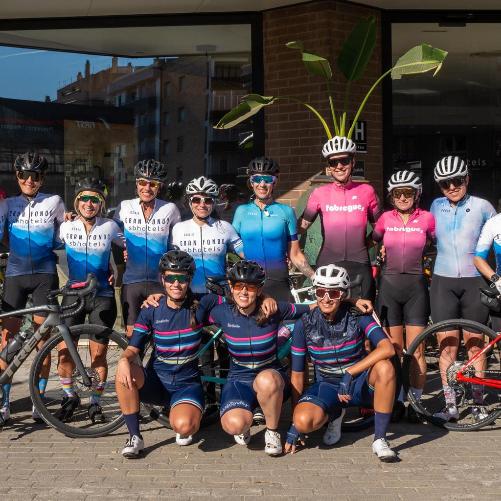 Bikefriendly foto grupal de ciclistas delante de un hotel