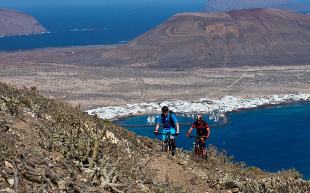 Lee más sobre el artículo Tracks Lava: descubre los paisajes lunares pedaleando en Lanzarote